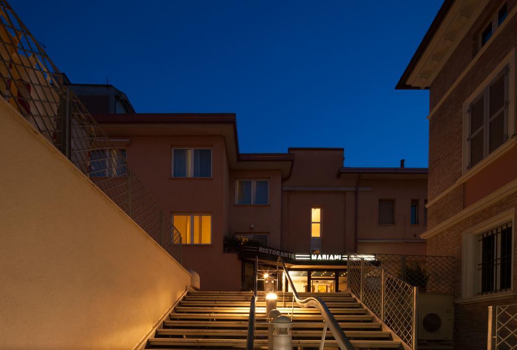 Hotel Mariani Ези Экстерьер фото